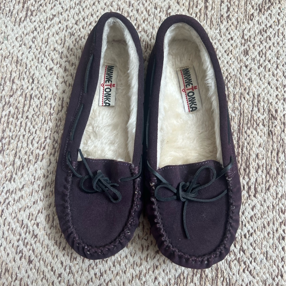 Minnetonka purple leather faux fur moccasins. Size 8- never worn.
